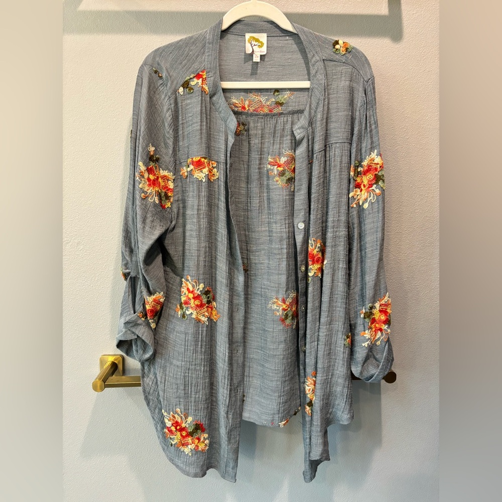 Fig and Flower Embroidered floral 3/4 sleeve tunic blouse size 2X in blue